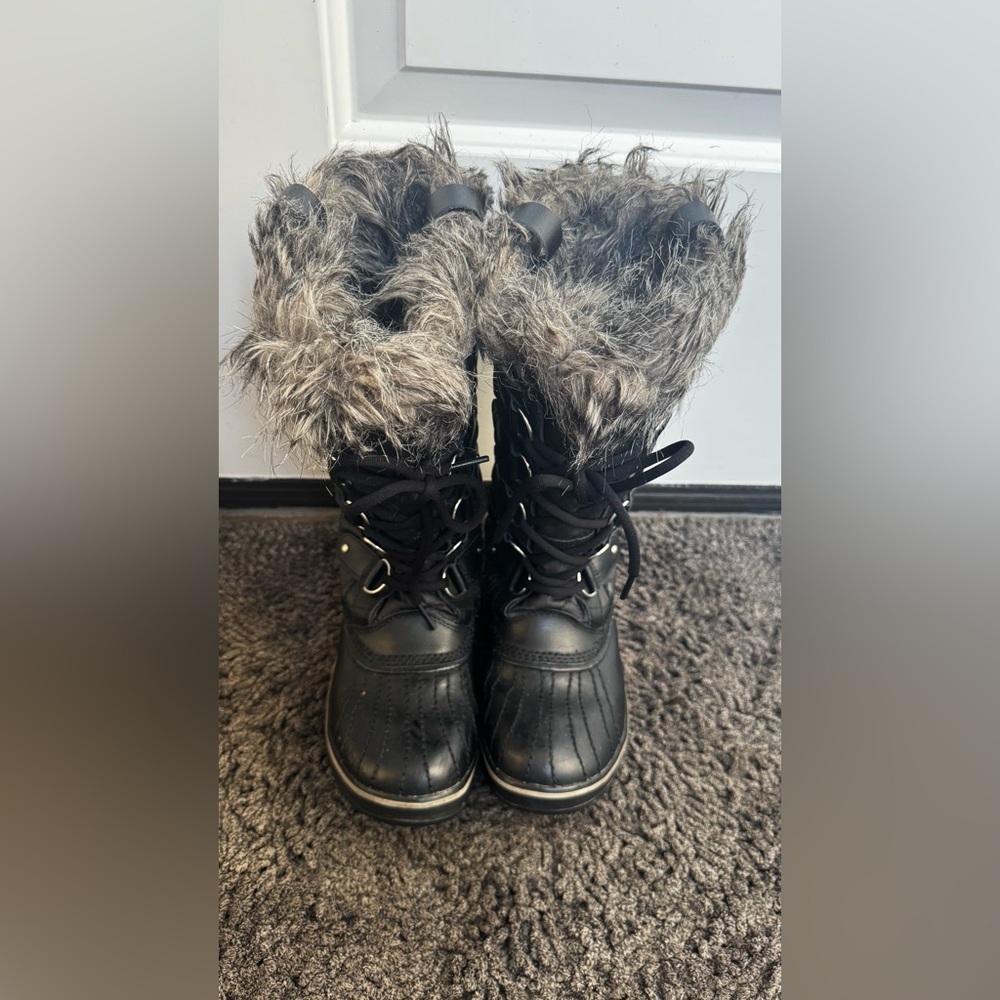 Stylish Sorel Black Winter Boots with Fur Trim
